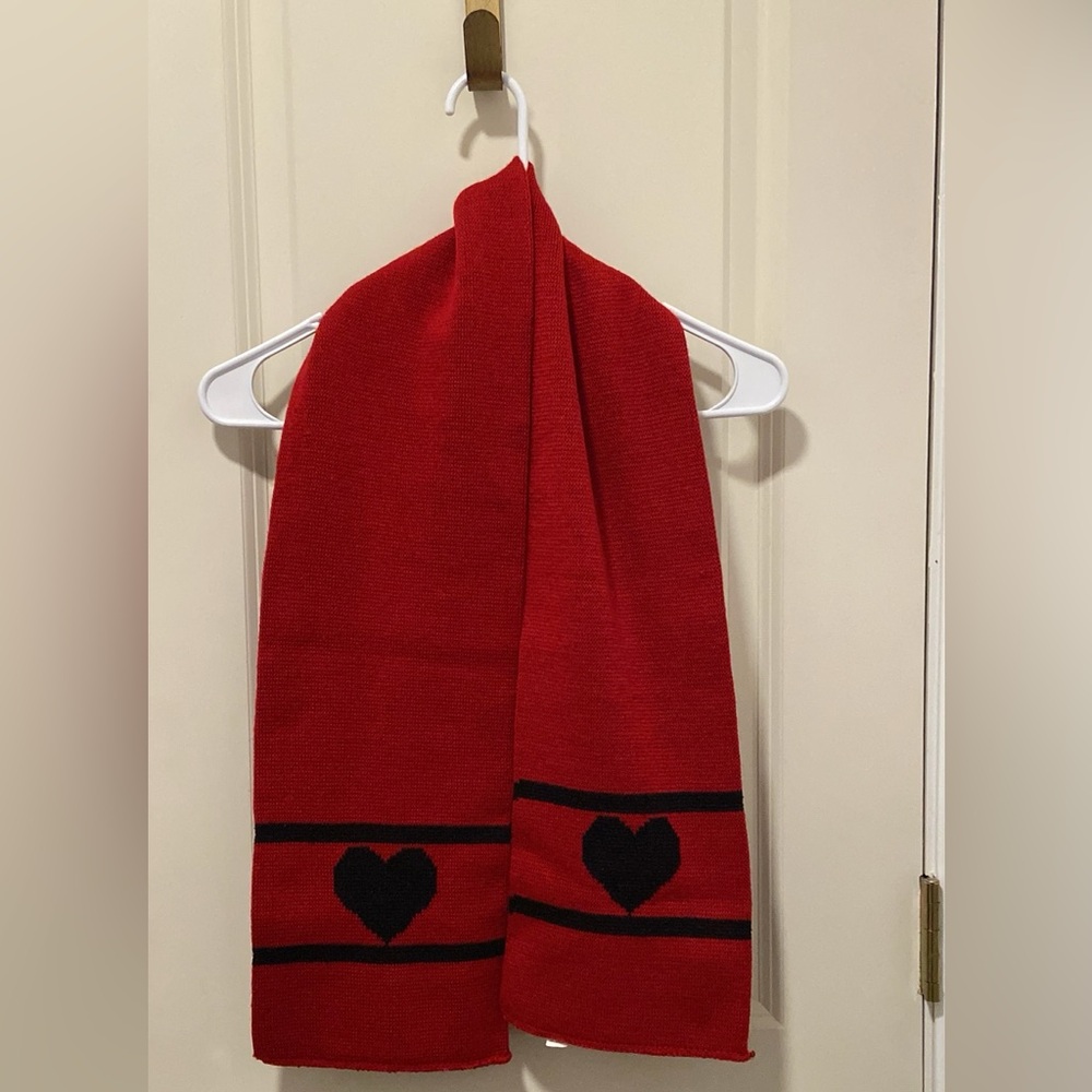 Red Heart Pattern Scarf - Picture 2 of 2
